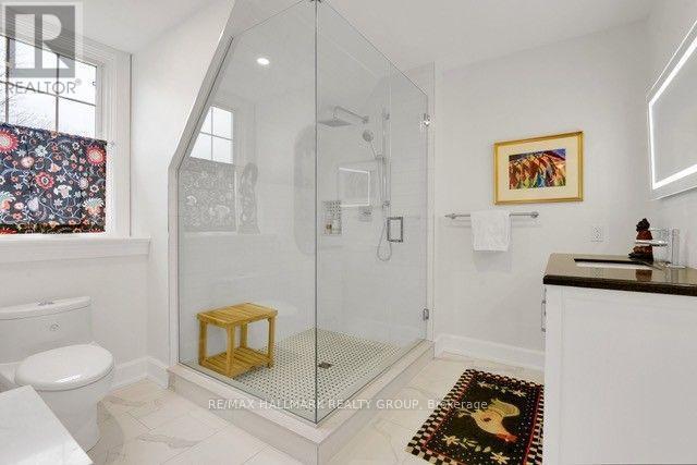 2nd Floor family bathroom - 550 Piccadilly Avenue, Ottawa, ON