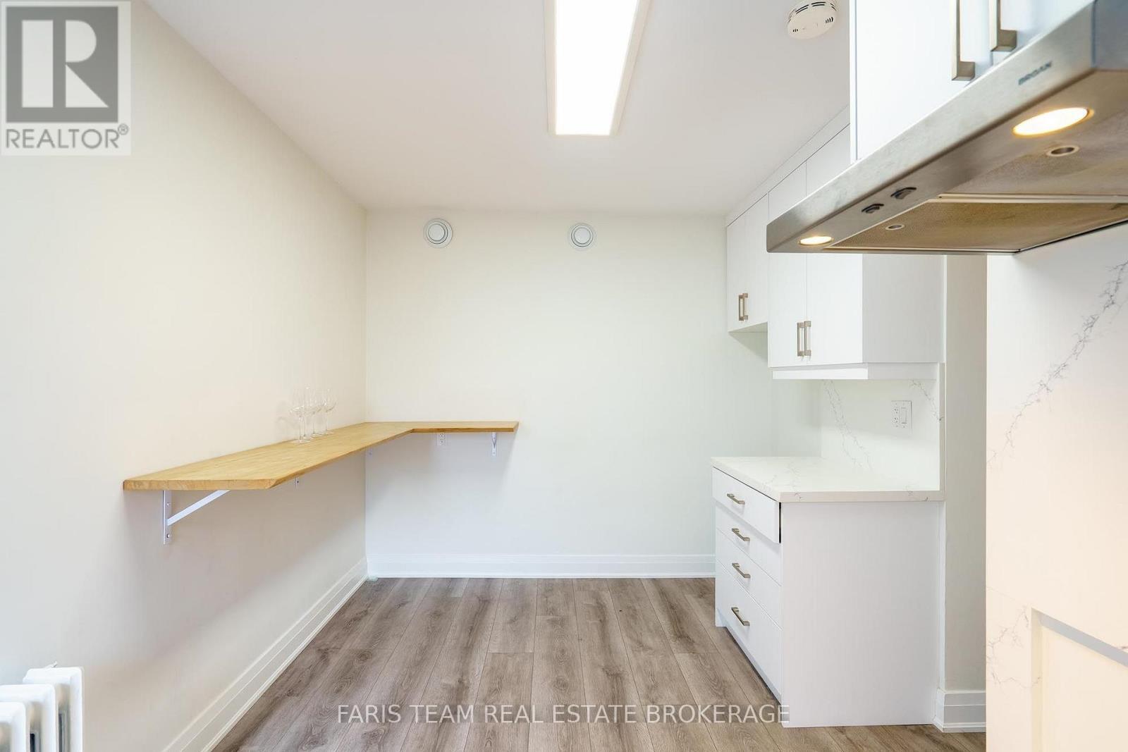 267 Lakeshore Road E, Mississauga, ON