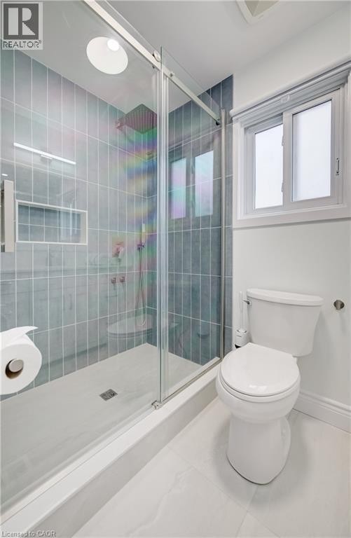 Glass-enclosed shower with vertical tile surround and recessed niche - 245 Fern Crescent, Waterloo, ON