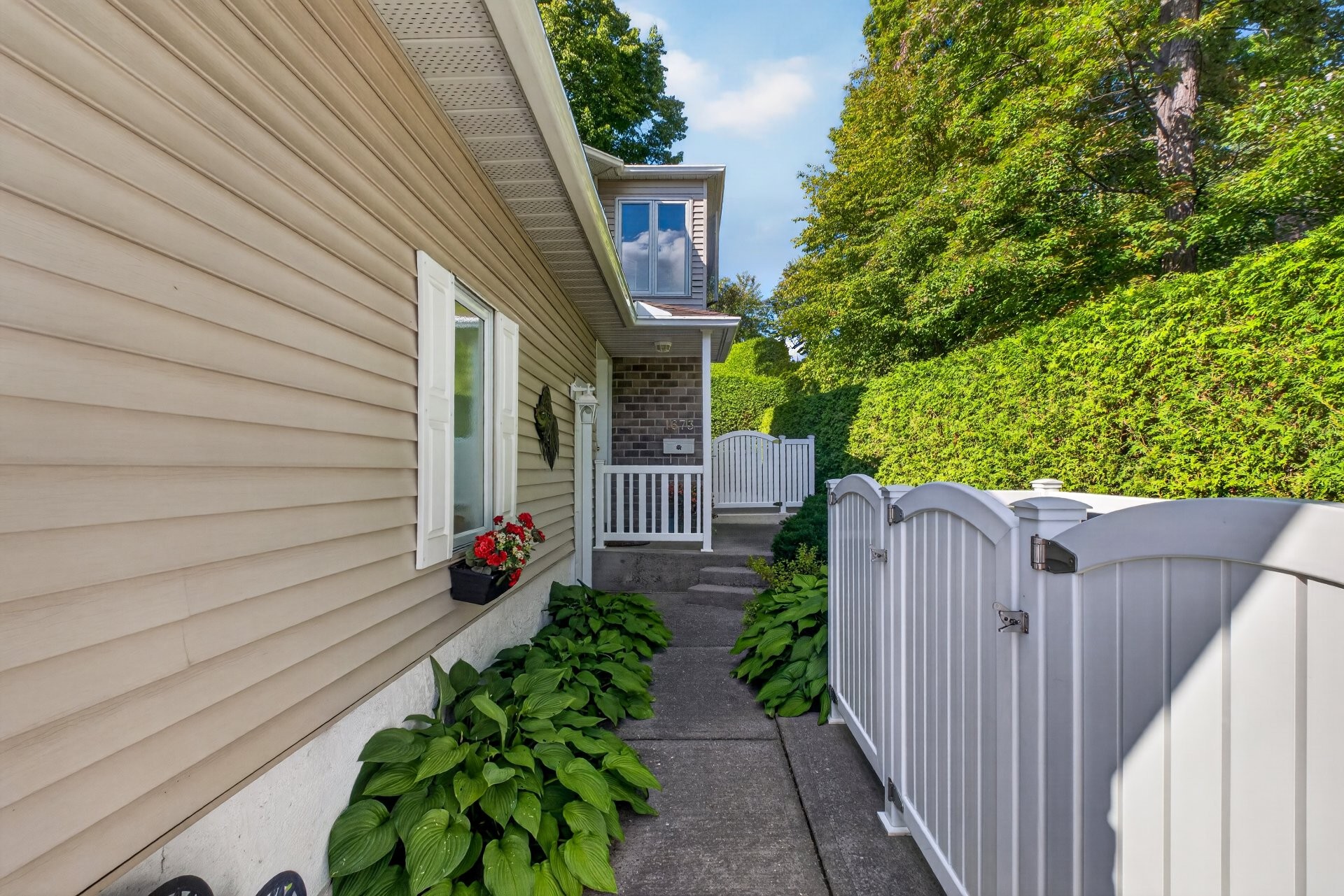 Entry - 1673 - 1675 Boul. De Portland, Sherbrooke (Les Nations), QC