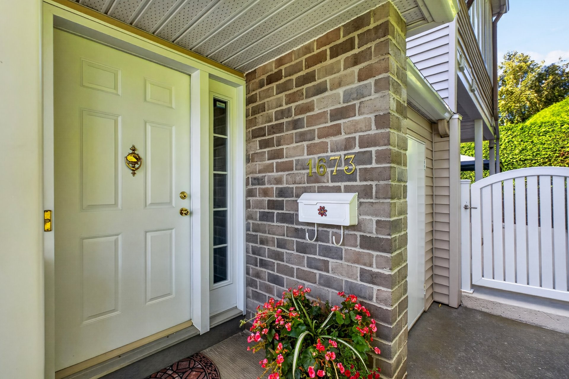 Entry - 1673 - 1675 Boul. De Portland, Sherbrooke (Les Nations), QC