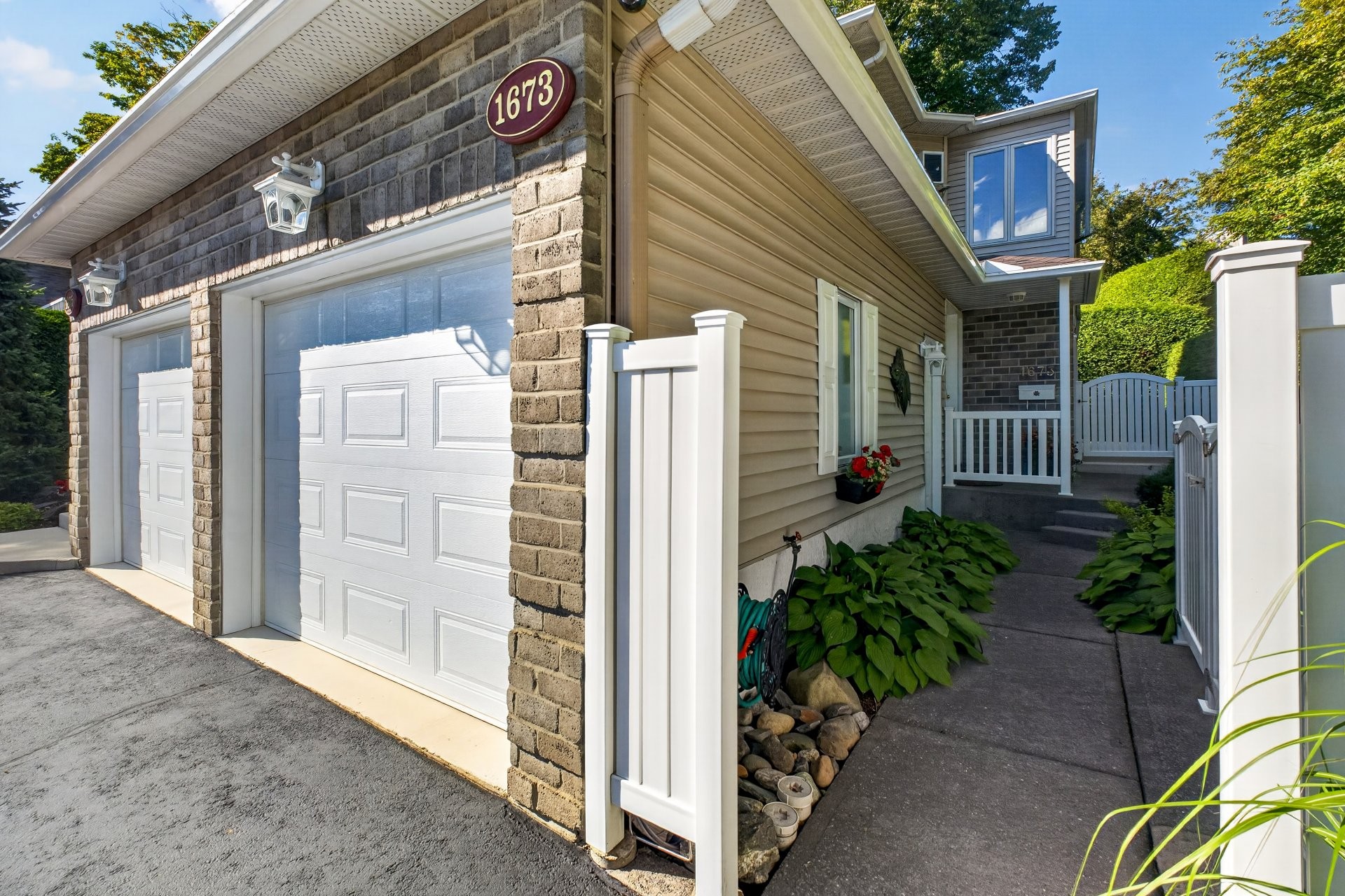 Entry - 1673Z - 1675Z Boul. De Portland, Sherbrooke (Les Nations), QC