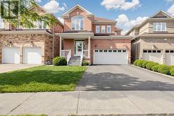 8 LYNNGROVE WAY Brampton, ON L6P 2N7