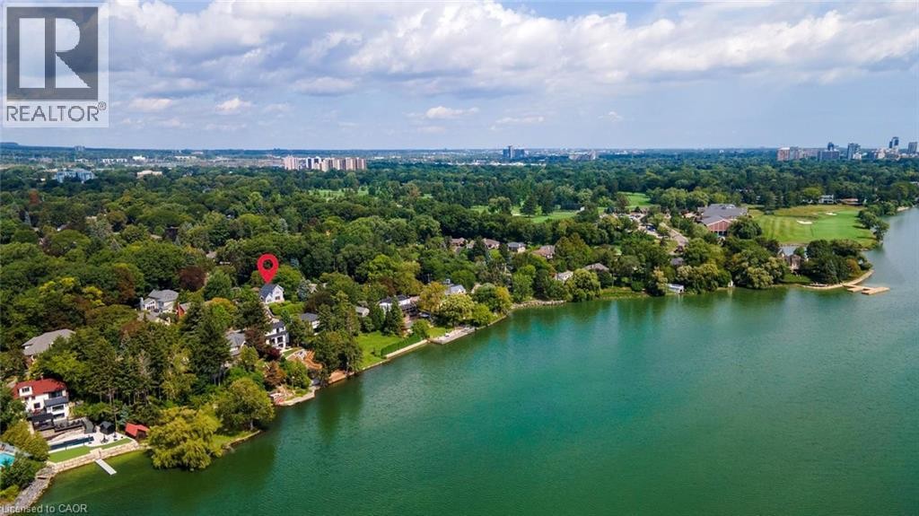 Waterfront property with a lush treed landscape - 293 North Shore Boulevard E, Burlington, ON