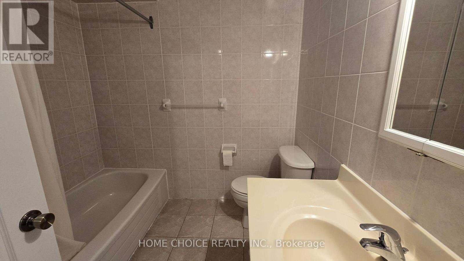 3rd floor bathroom - 28 Tangle Briarway, Toronto, ON