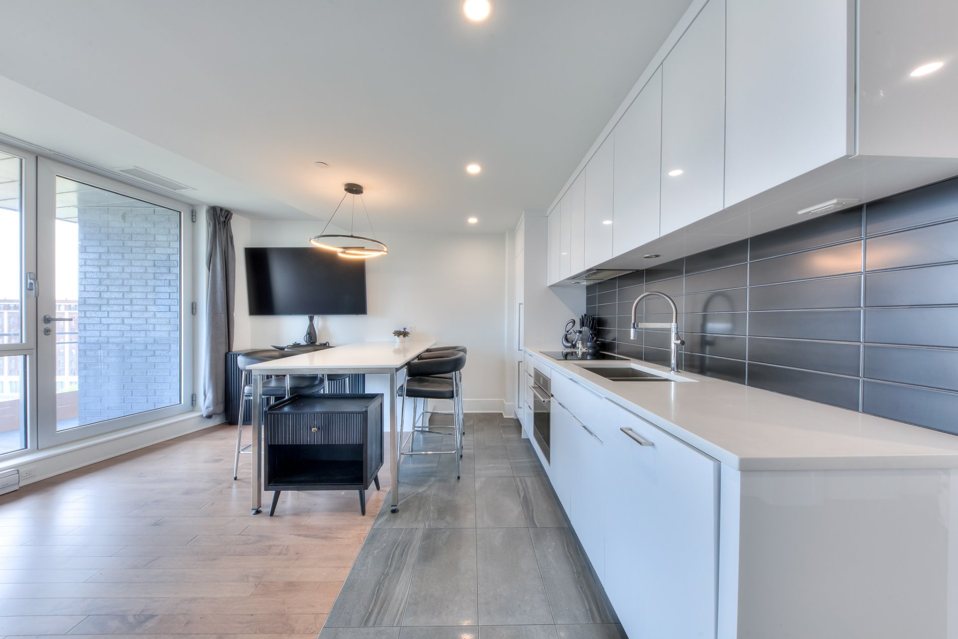 Kitchen - 703-360 Rue Atateken, Montréal (Ville-Marie), QC