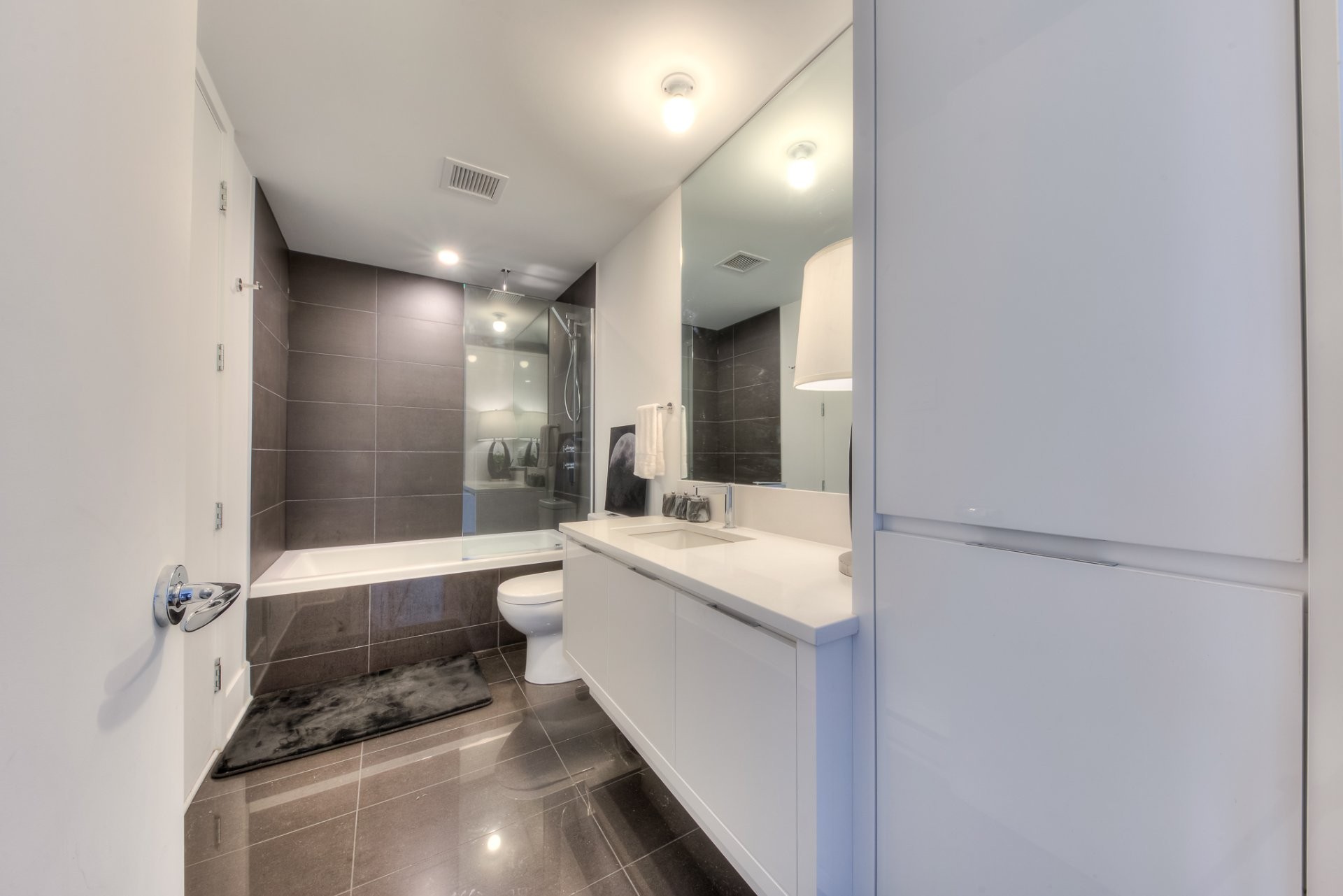 Bathroom - 703-360 Rue Atateken, Montréal (Ville-Marie), QC