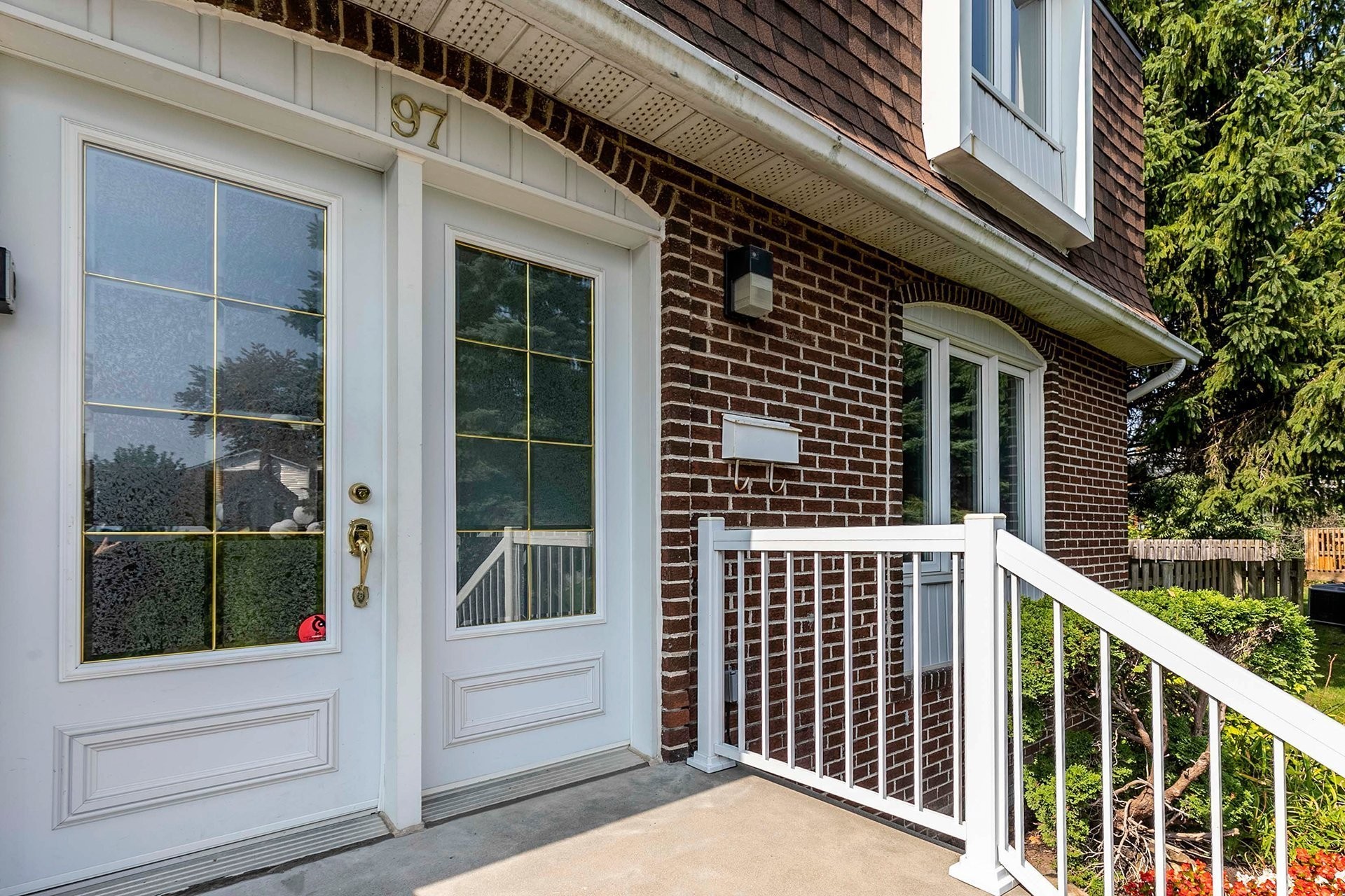 Façade - 97 Rue Chatillon, Dollard-Des-Ormeaux, QC