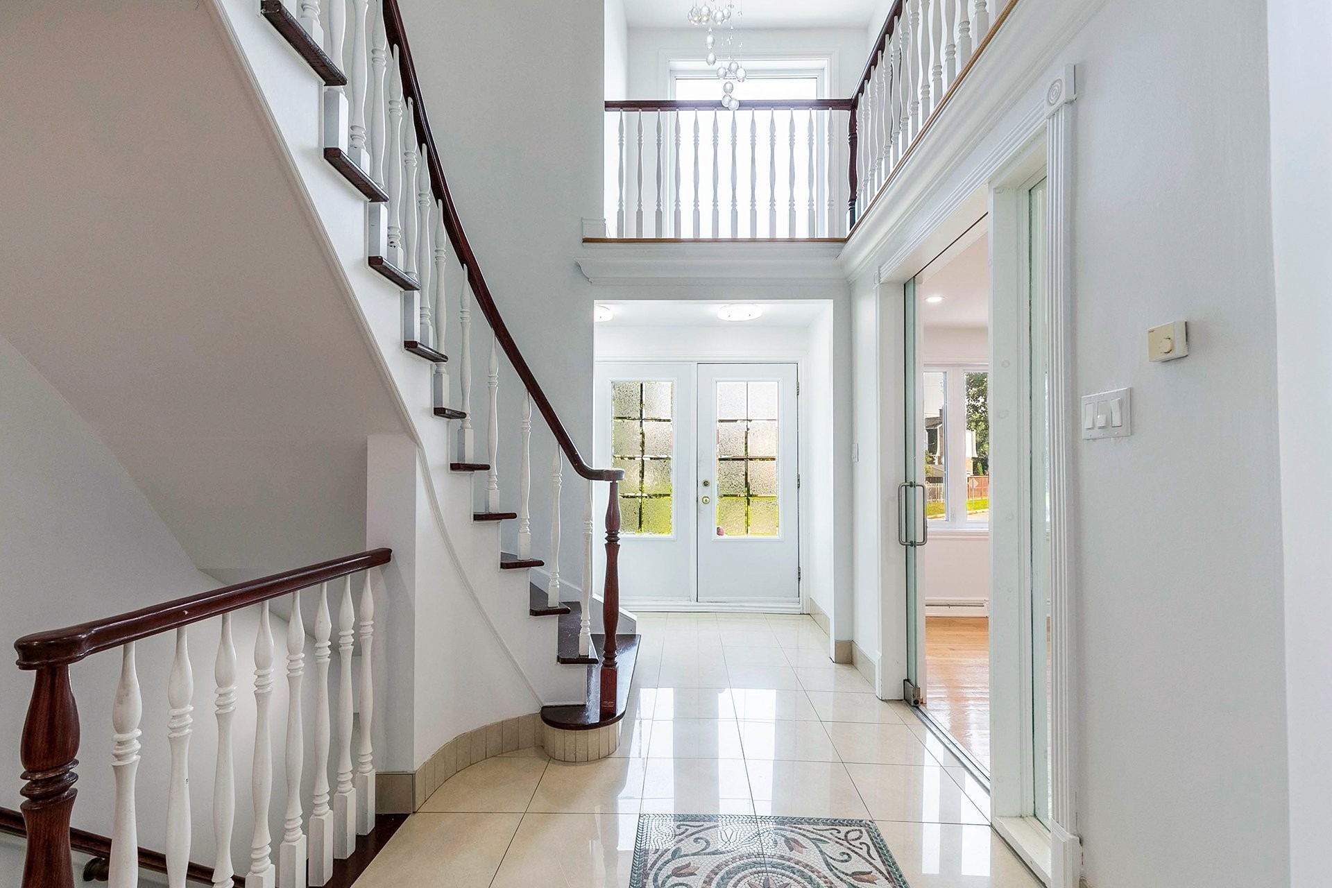 Escalier - 97 Rue Chatillon, Dollard-Des-Ormeaux, QC