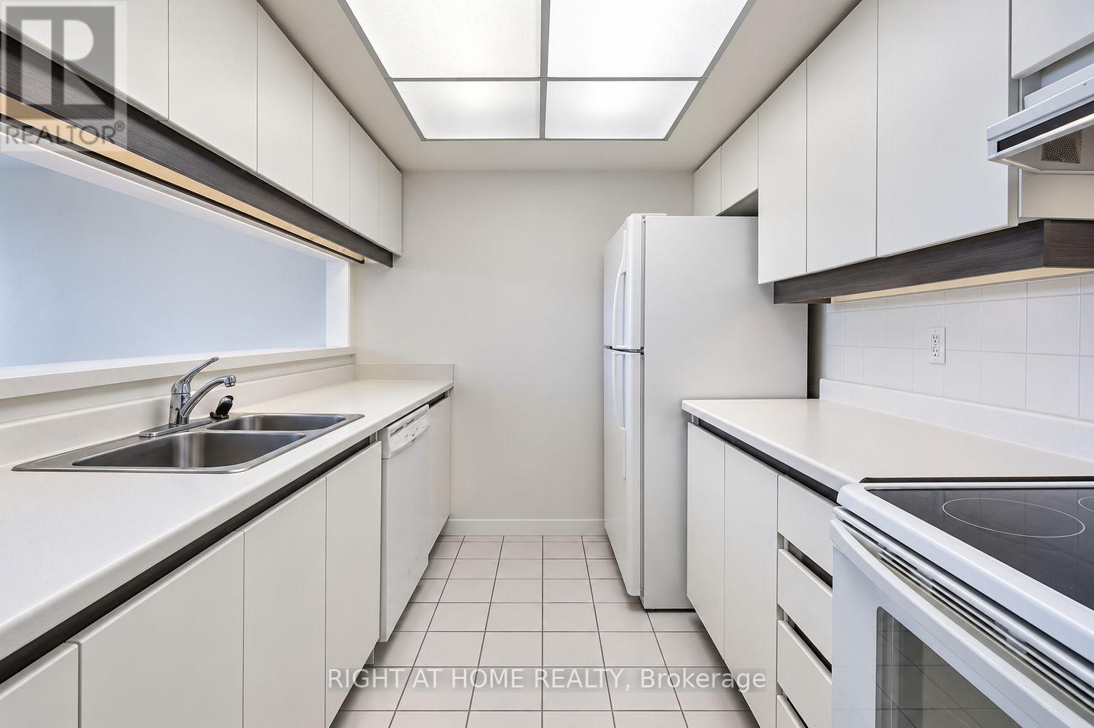 Kitchen with a pass-through - 3110 - 77 Harbour Square, Toronto, ON