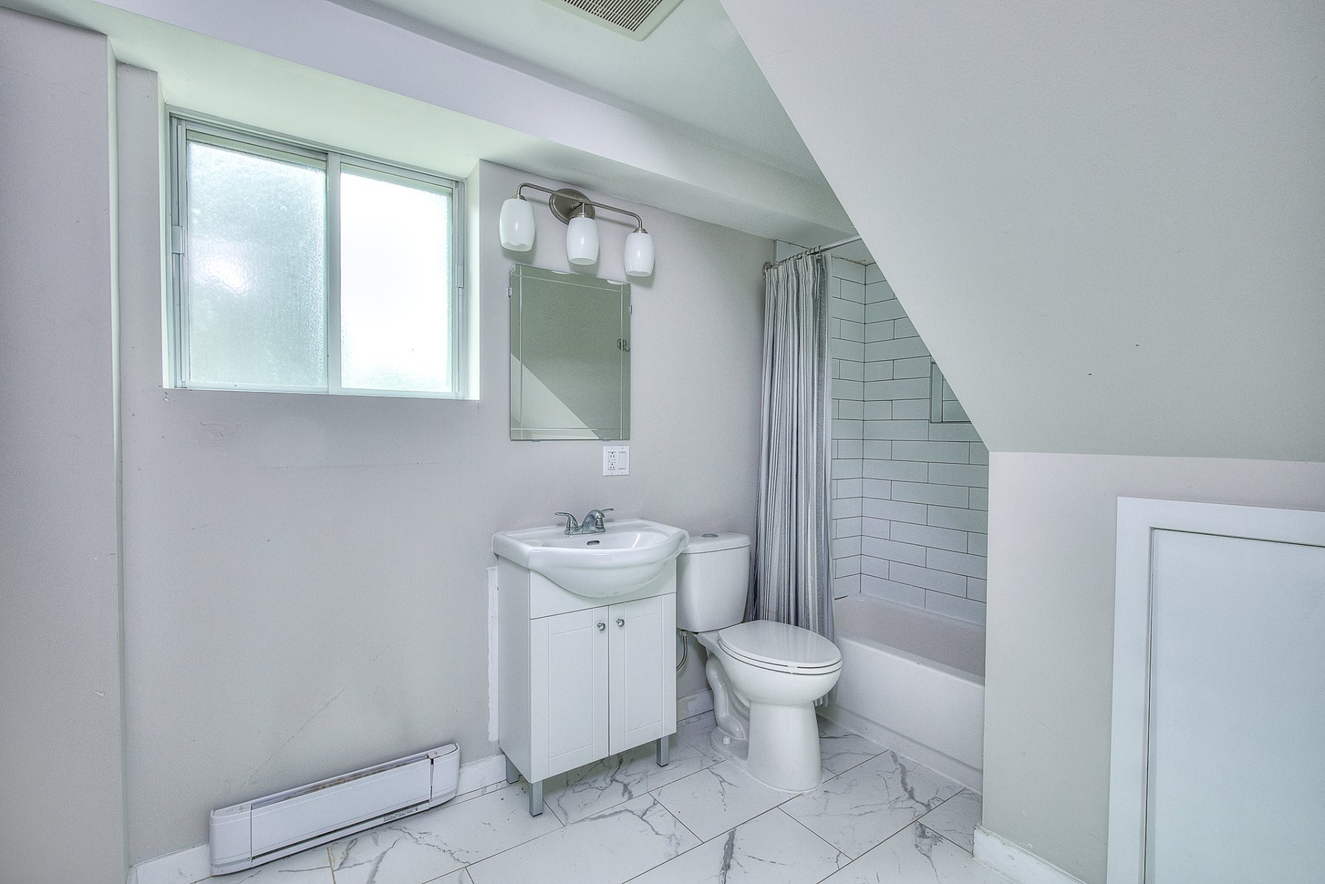 Bathroom - 771 Rue Julien, Laval (Sainte-Dorothée), QC