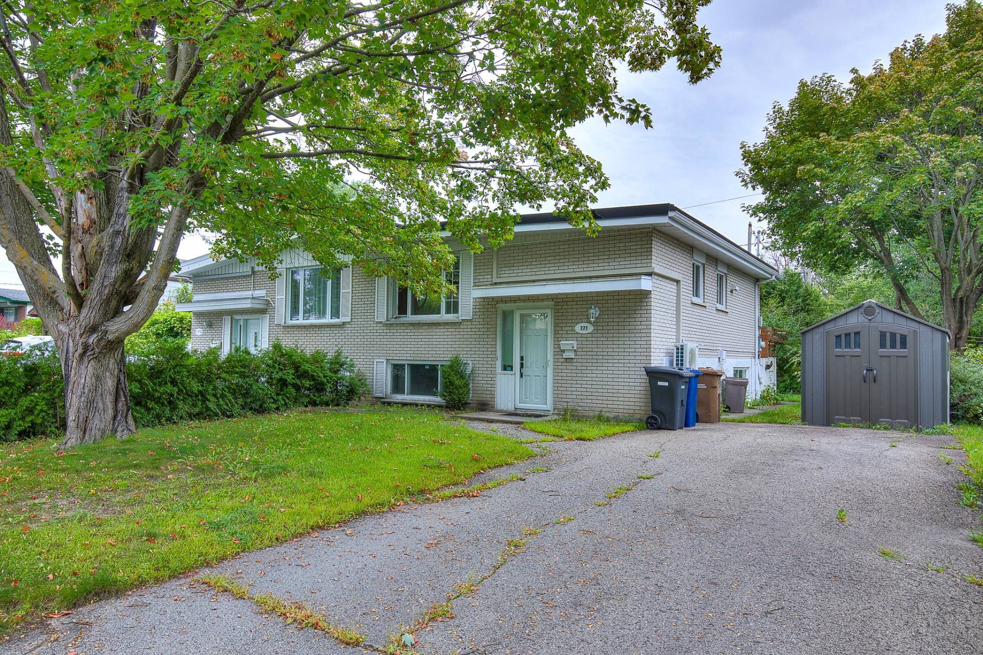 Front of Structure - 771 Rue Julien, Laval (Sainte-Dorothée), QC