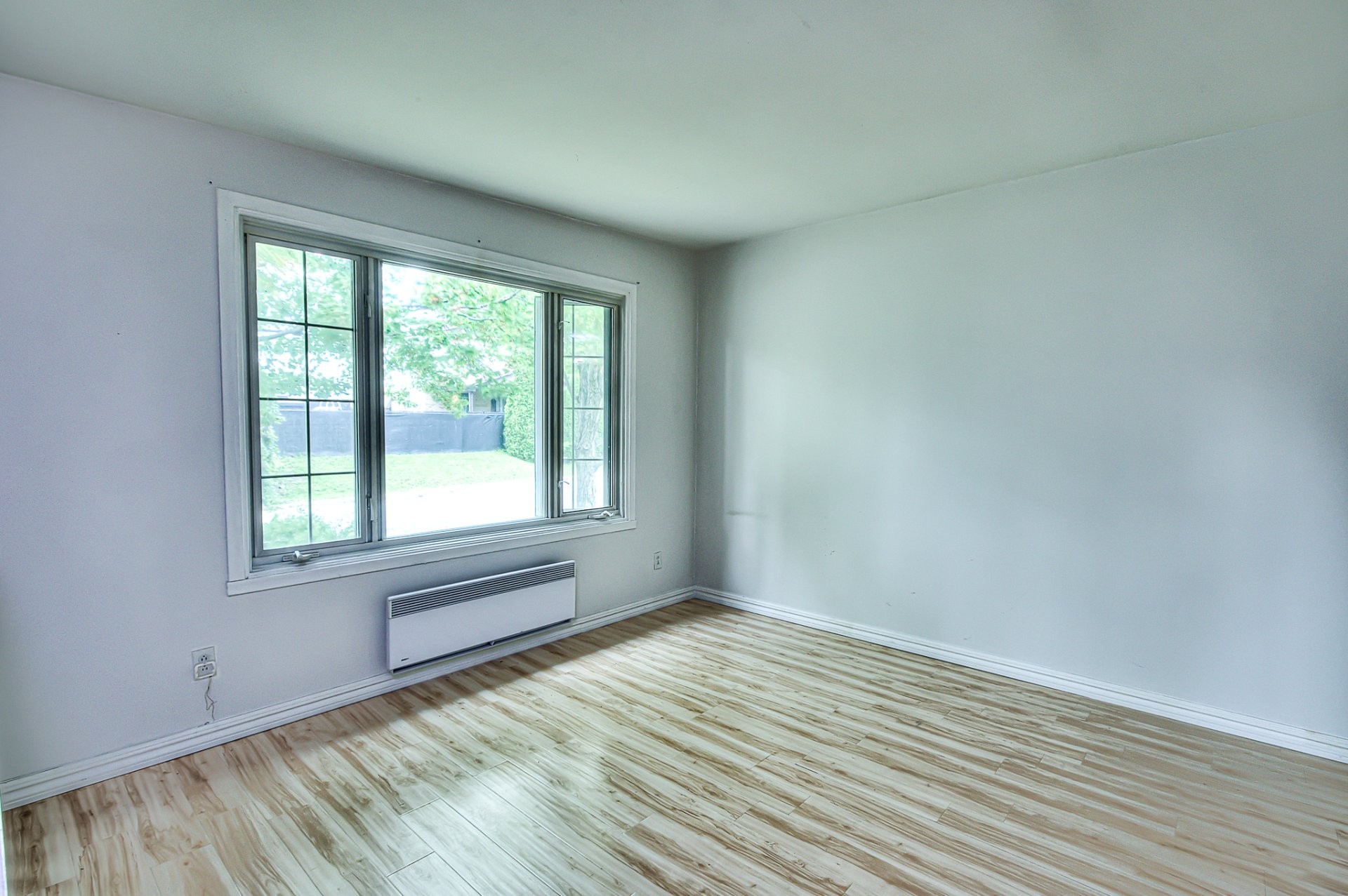 Living Room - 771 Rue Julien, Laval (Sainte-Dorothée), QC