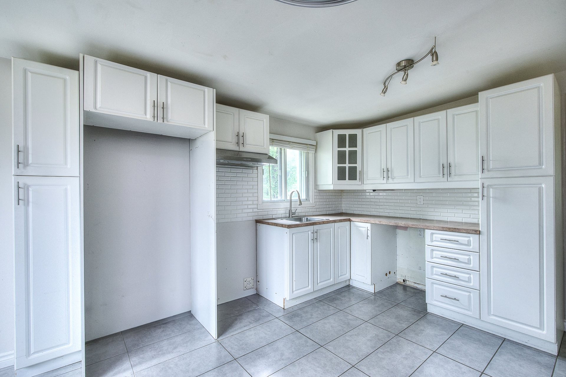 Kitchen - 771 Rue Julien, Laval (Sainte-Dorothée), QC