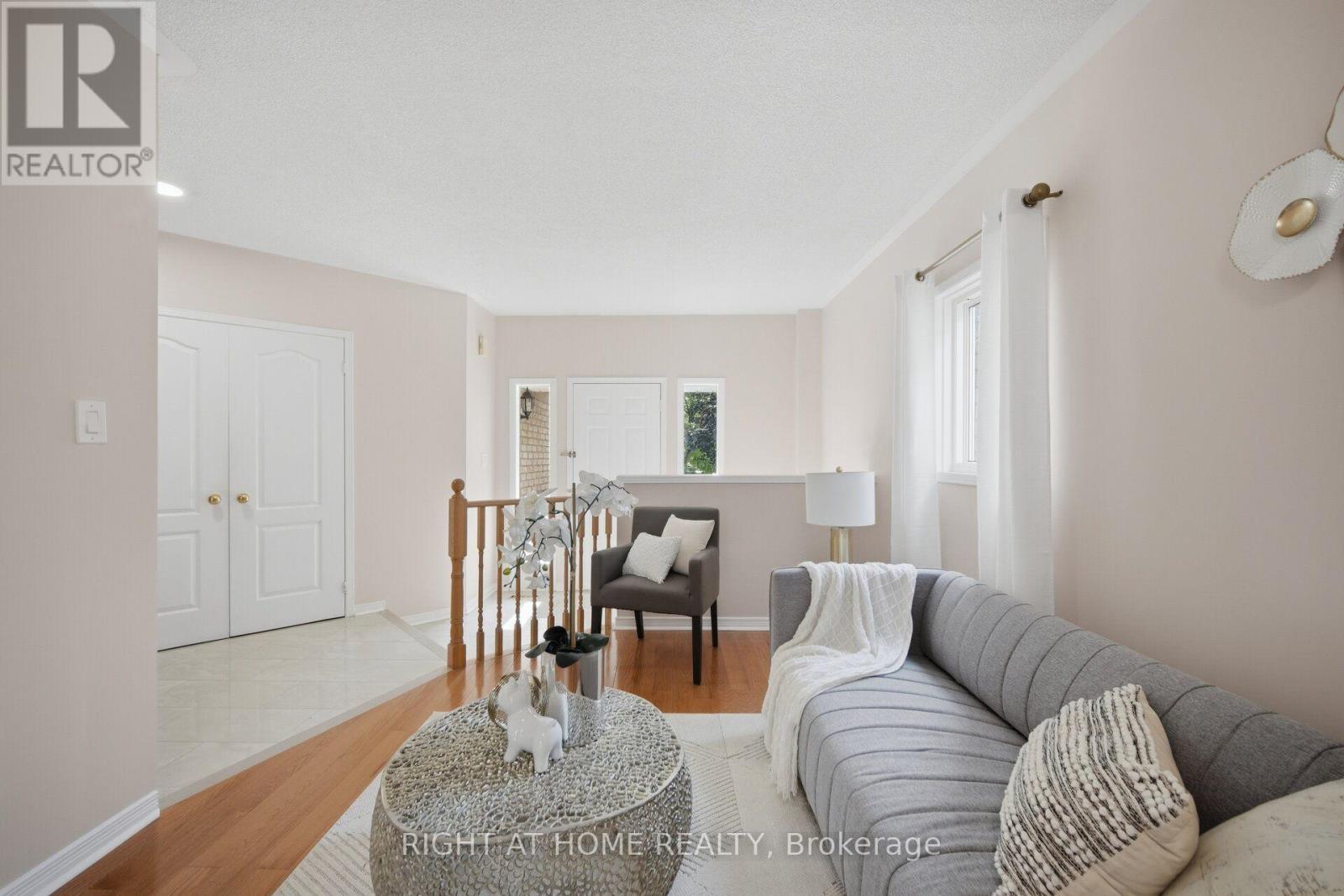 Living Room - 975 Mantle Crescent, Mississauga, ON