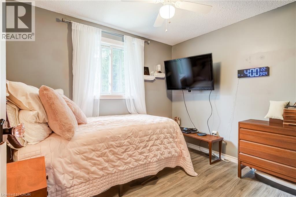 Wood-finish flooring with a horizontal pattern - 106 Appleford Road, Hamilton, ON