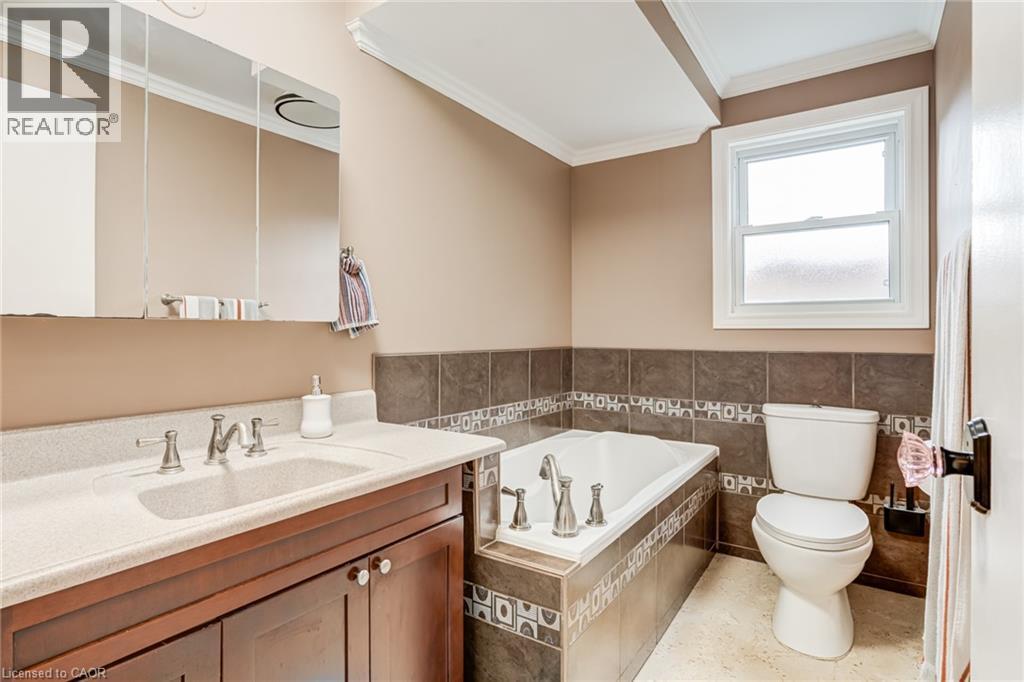 Built-in soaking tub with decorative tile surround - 106 Appleford Road, Hamilton, ON