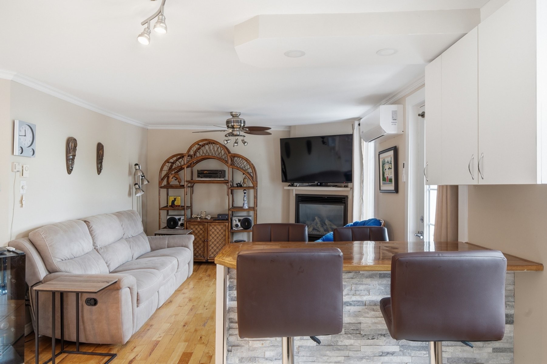 Salon - 39 Rue Morin, Sainte-Adèle, QC