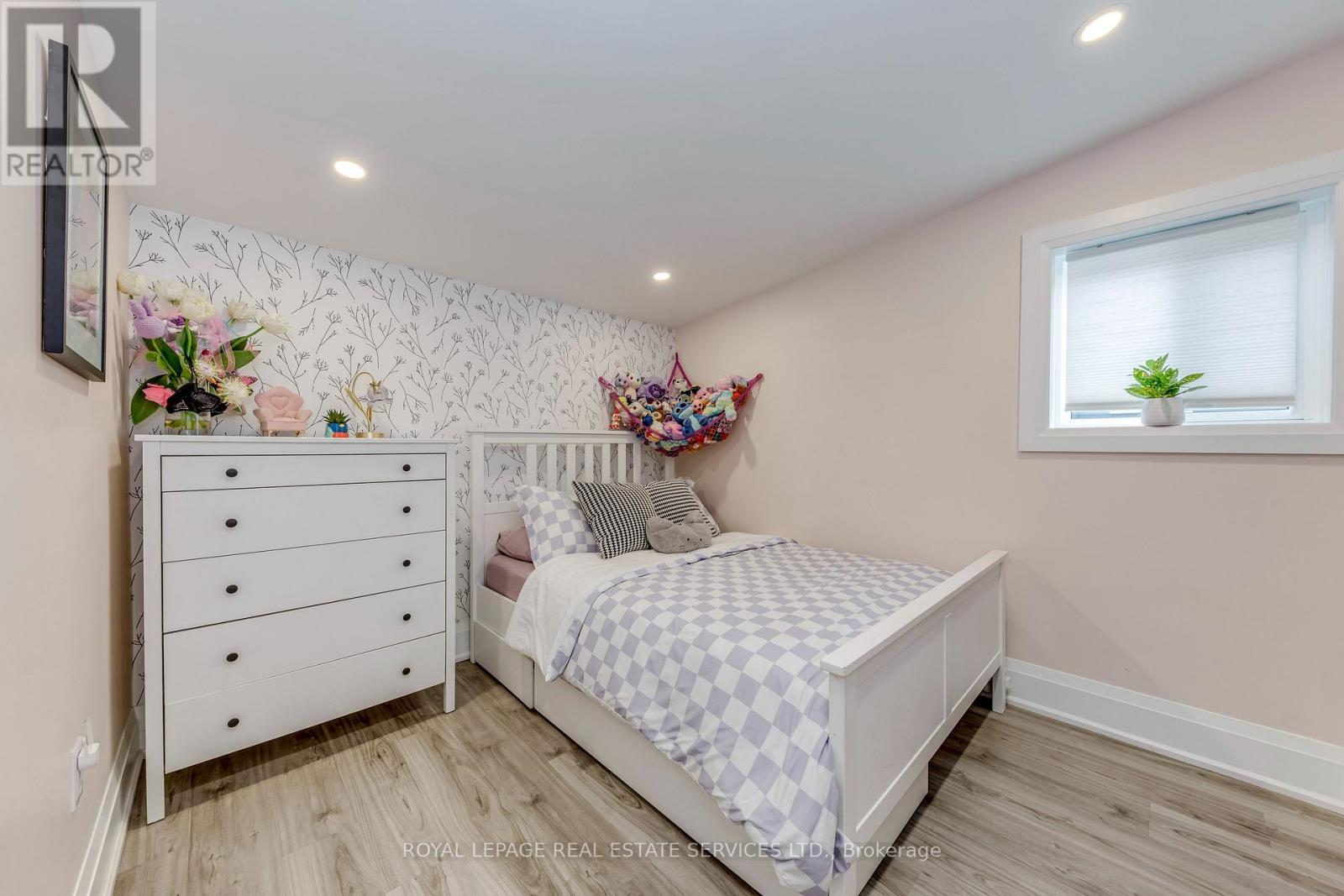 6 Rembe Avenue, Hamilton, ON