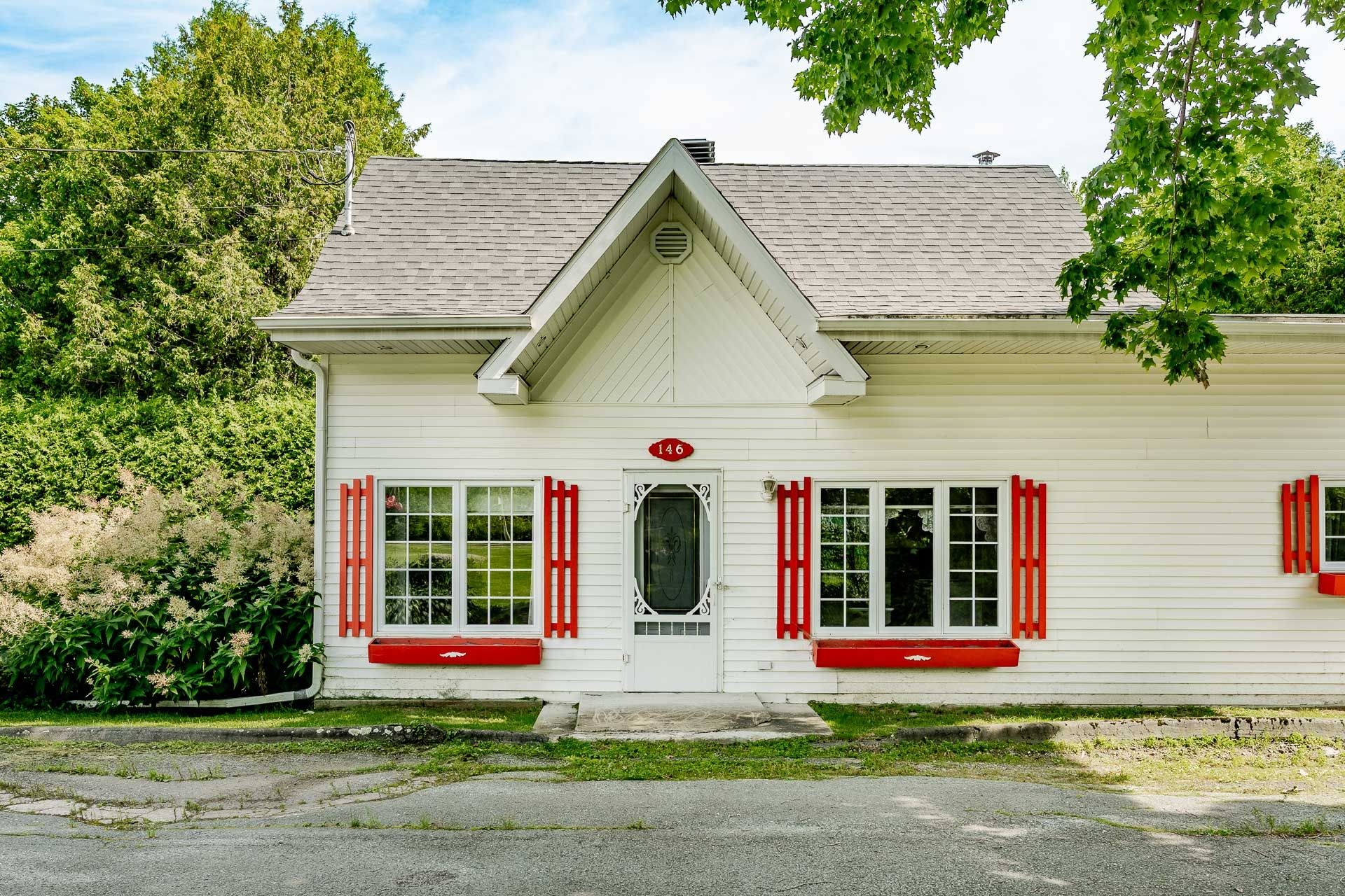 Front of Structure - 146 Rue Therrien, Saint-François-Xavier-De-Brompton, QC