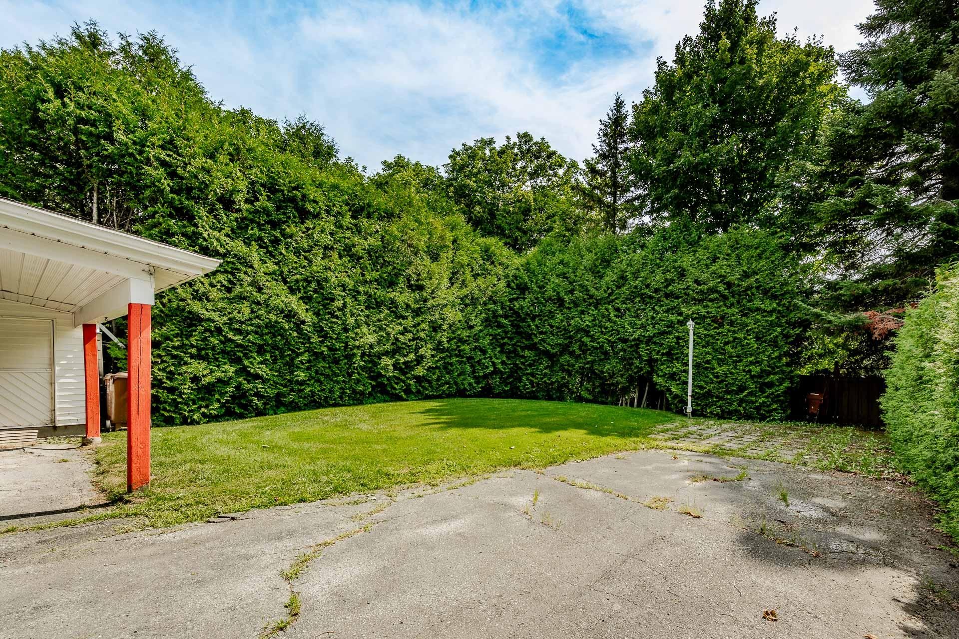 Courtyard - 146 Rue Therrien, Saint-François-Xavier-De-Brompton, QC