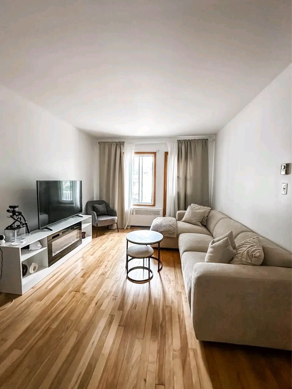 Salon - 10527 Rue Rancourt, Montréal (Ahuntsic-Cartierville), QC
