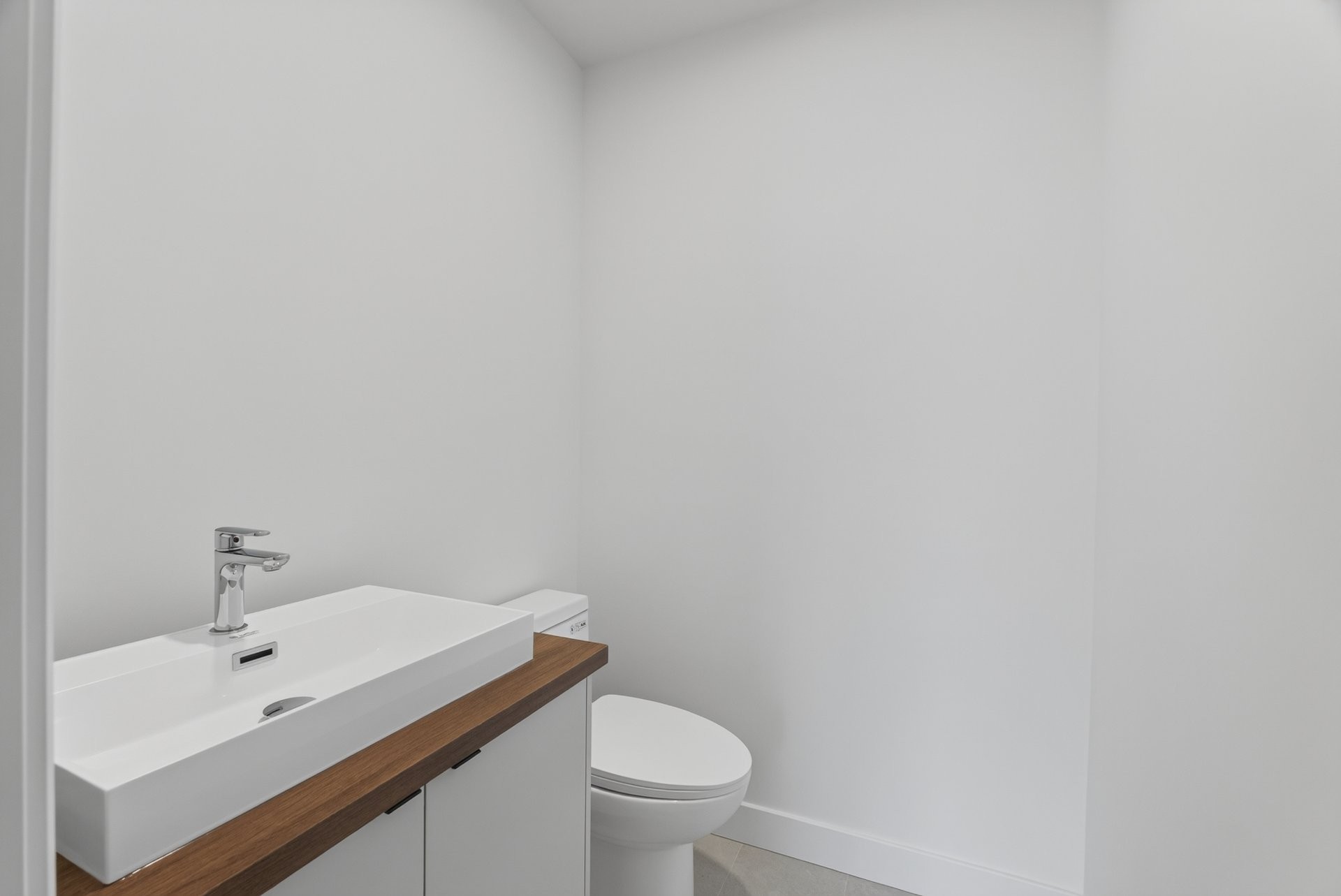 Powder room - 2 Rue De L'Oural, Sainte-Brigitte-De-Laval, QC