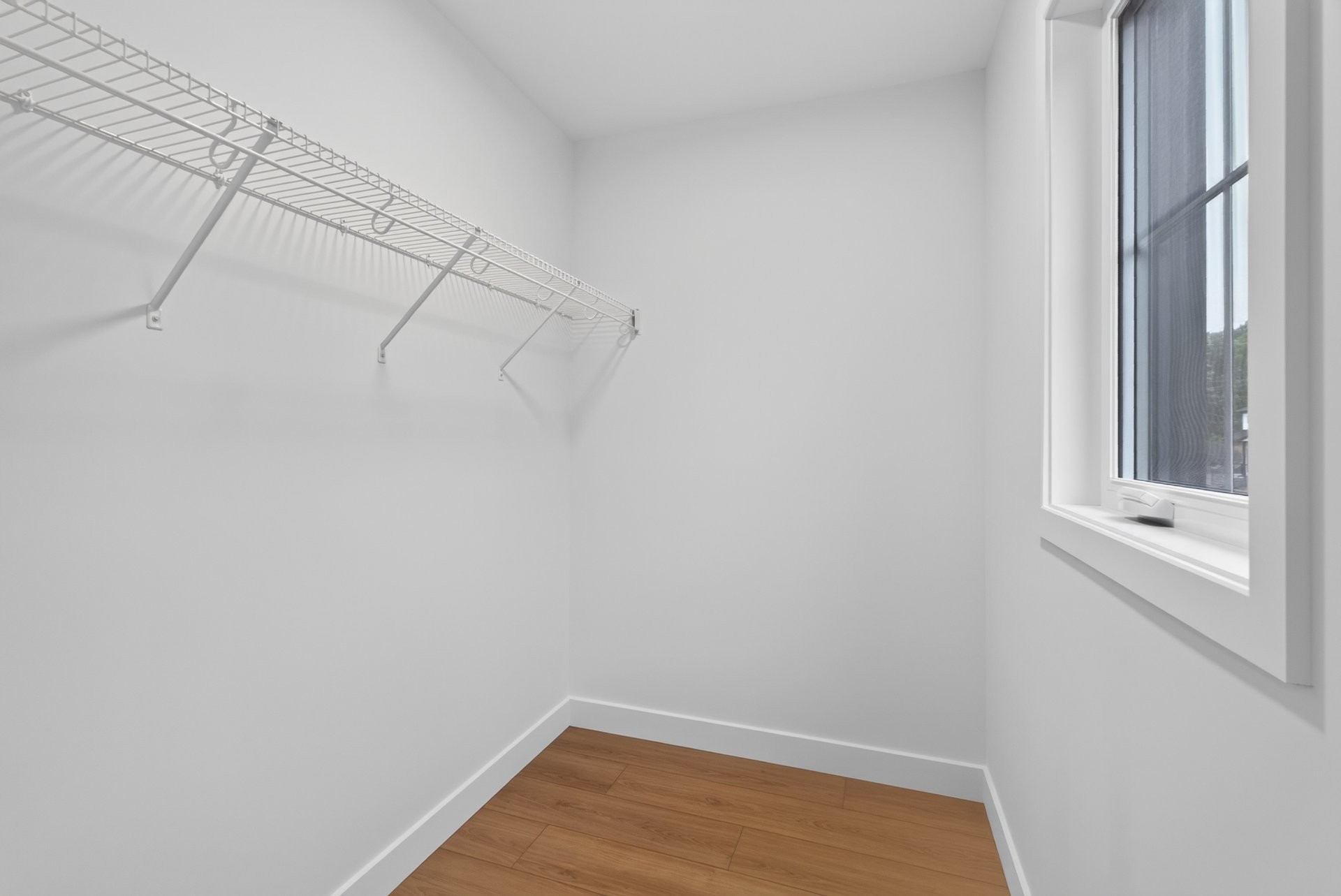 Closet - 2 Rue De L'Oural, Sainte-Brigitte-De-Laval, QC