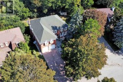 88 CAMBRIDGE CRESCENT Richmond Hill, ON L4C 6G2