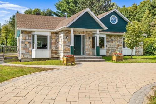794 Ch. Pierre-Péladeau  Sainte-Adèle, QC J8B 1Z4