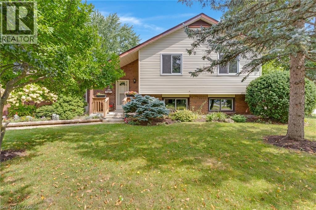 Split-level exterior featuring light-colored siding and brick accents - 7 Underhill Crescent, Kitchener, ON