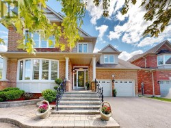 92 CLAUSFARM LANE Whitchurch-Stouffville, ON L4A 0M1
