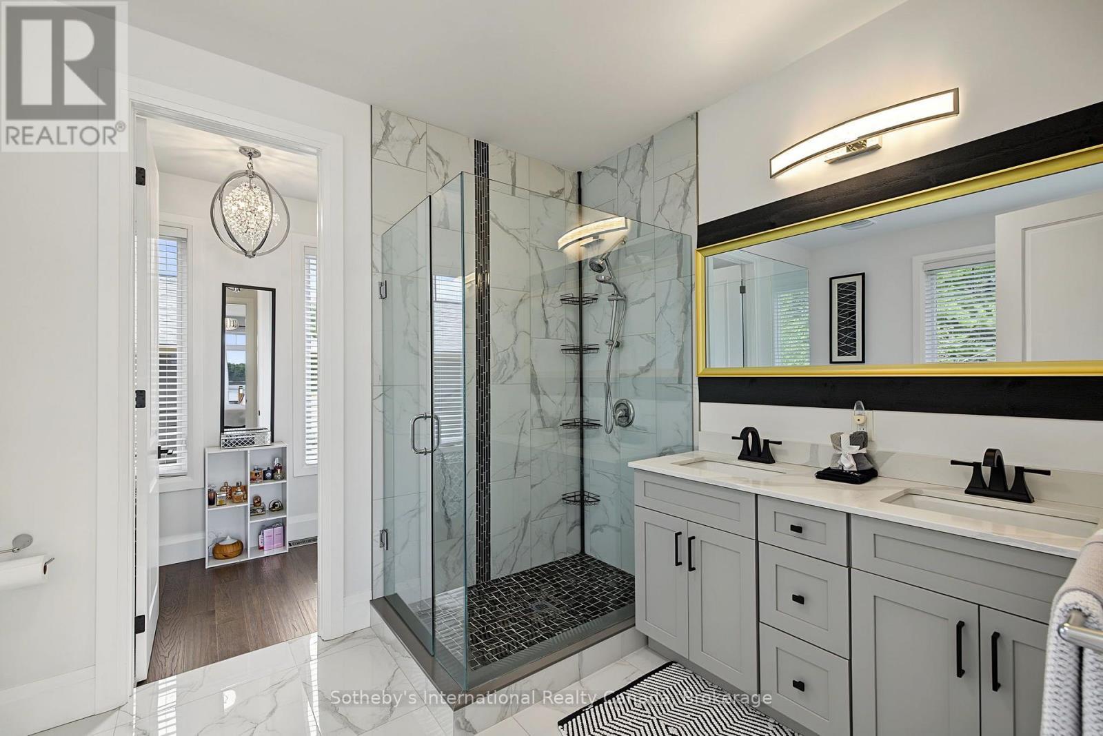 Primary Ensuite w/ Walk-In Closet - 730 124 Highway, Mckellar, ON
