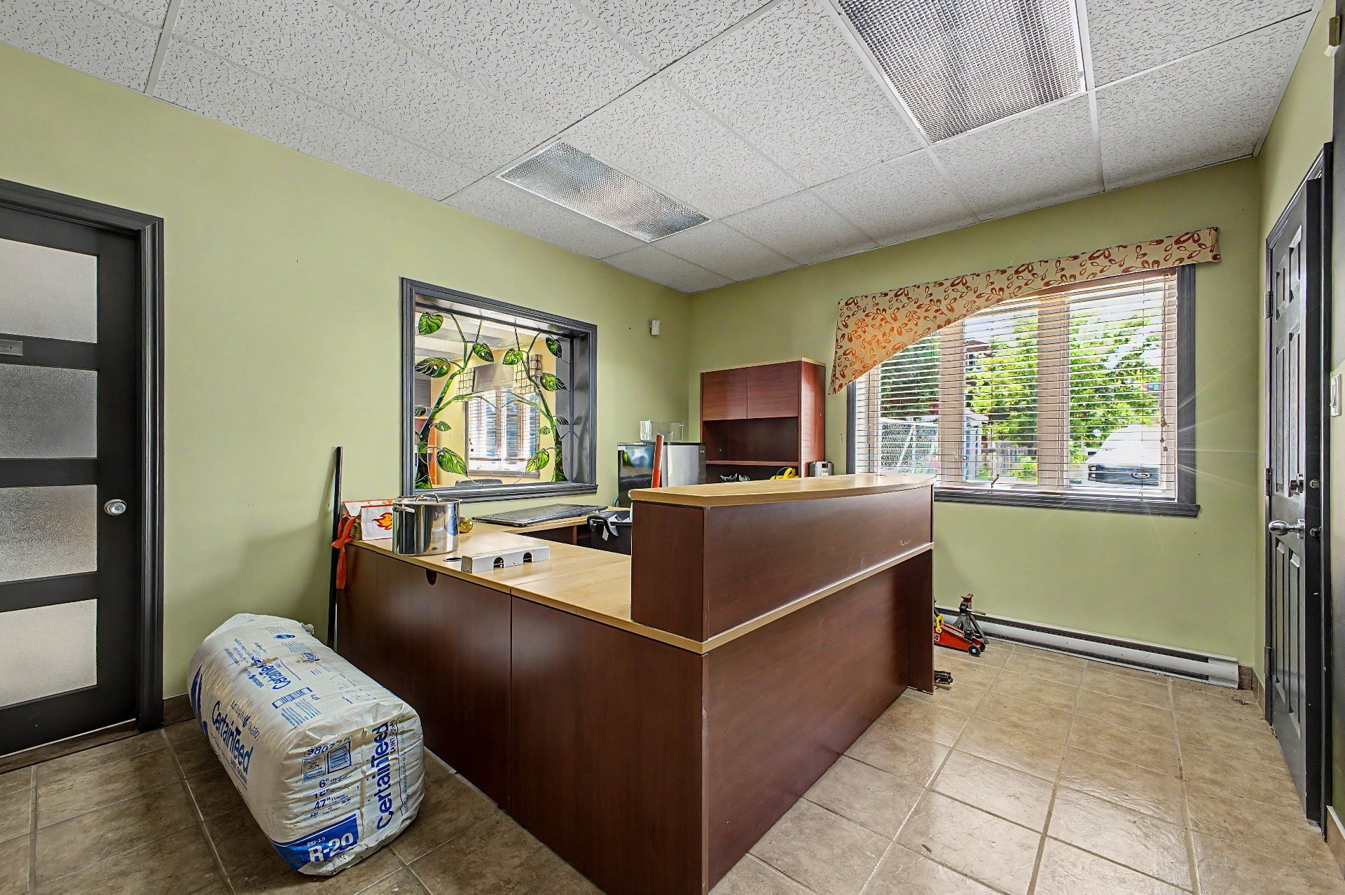 Bureau - 205 Boul. St-Joseph, Saint-Jean-Sur-Richelieu, QC