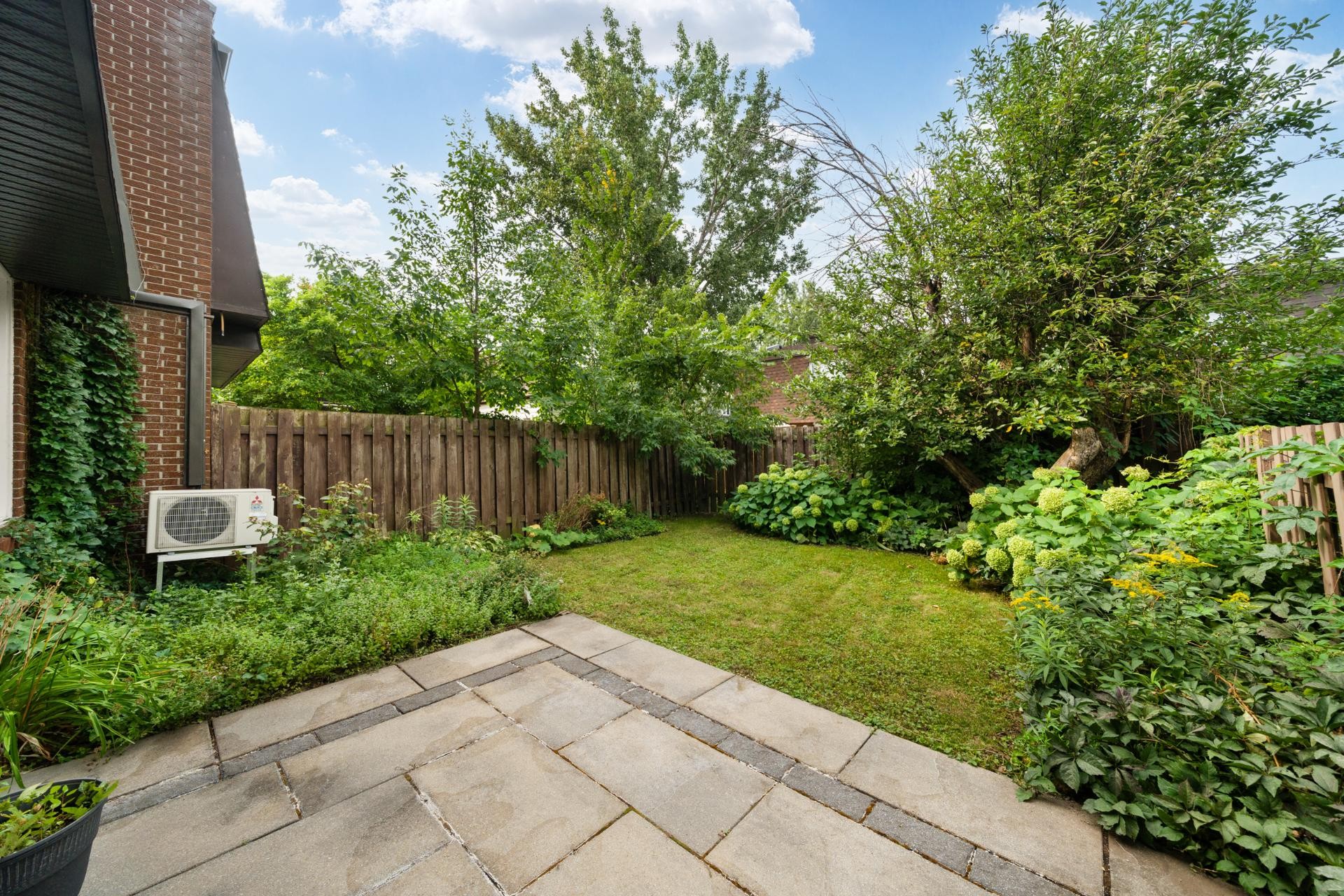 Courtyard - 70 Ch. Davignon, Dollard-Des-Ormeaux, QC