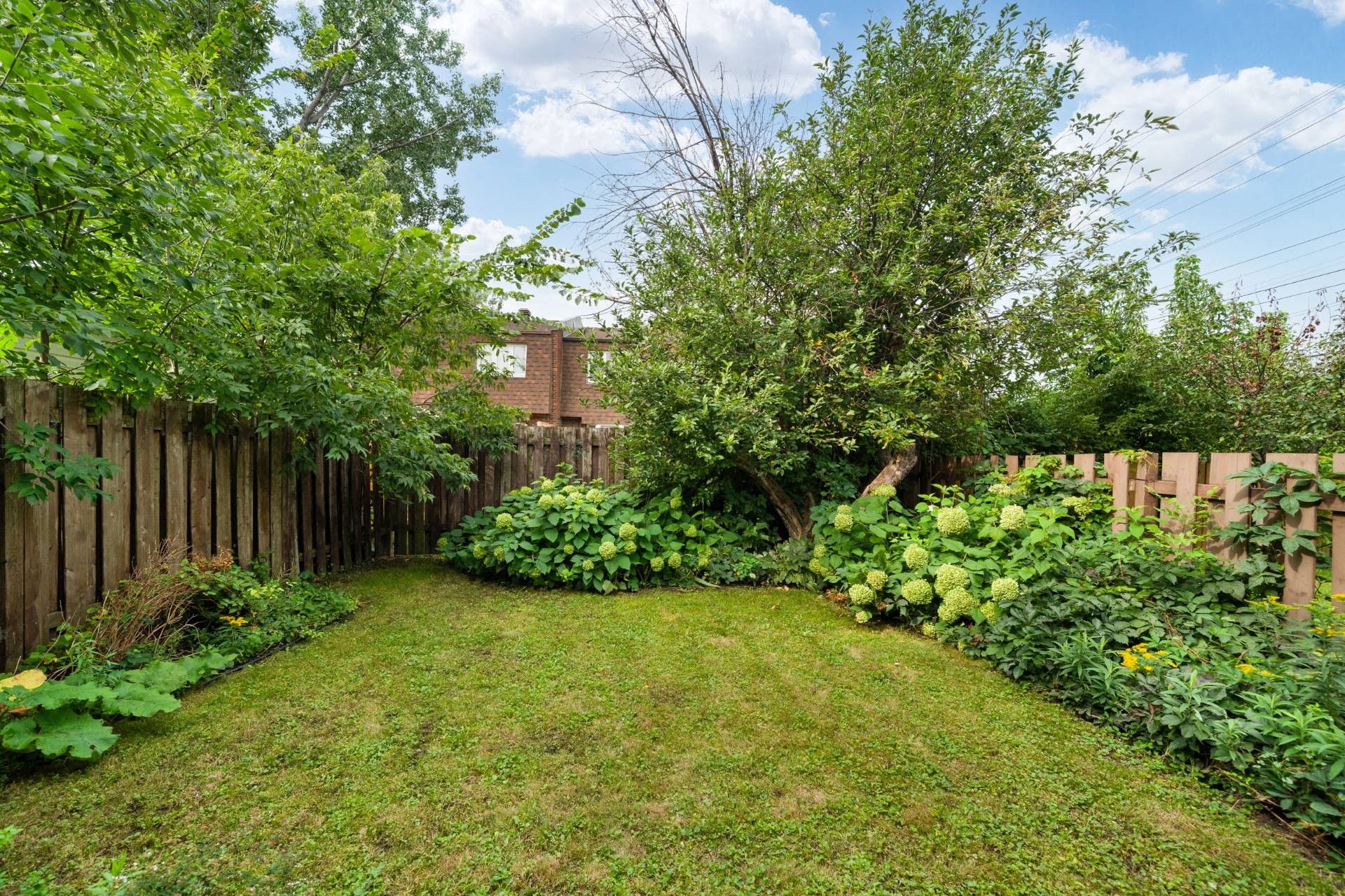 Courtyard - 70 Ch. Davignon, Dollard-Des-Ormeaux, QC