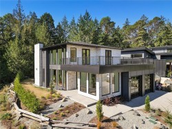 609 Medalist Ave Colwood, BC V9C 0R7