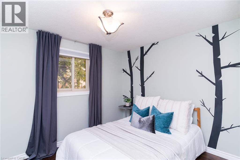 Recessed window with white trim, a single-pane window, and a drum ceiling light fixture - 543 Drummerhill Crescent, Waterloo, ON