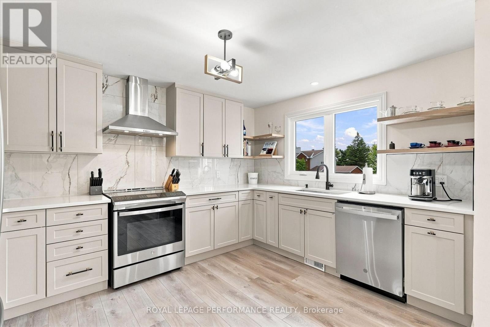 1992 Summerfields Crescent, Ottawa, ON