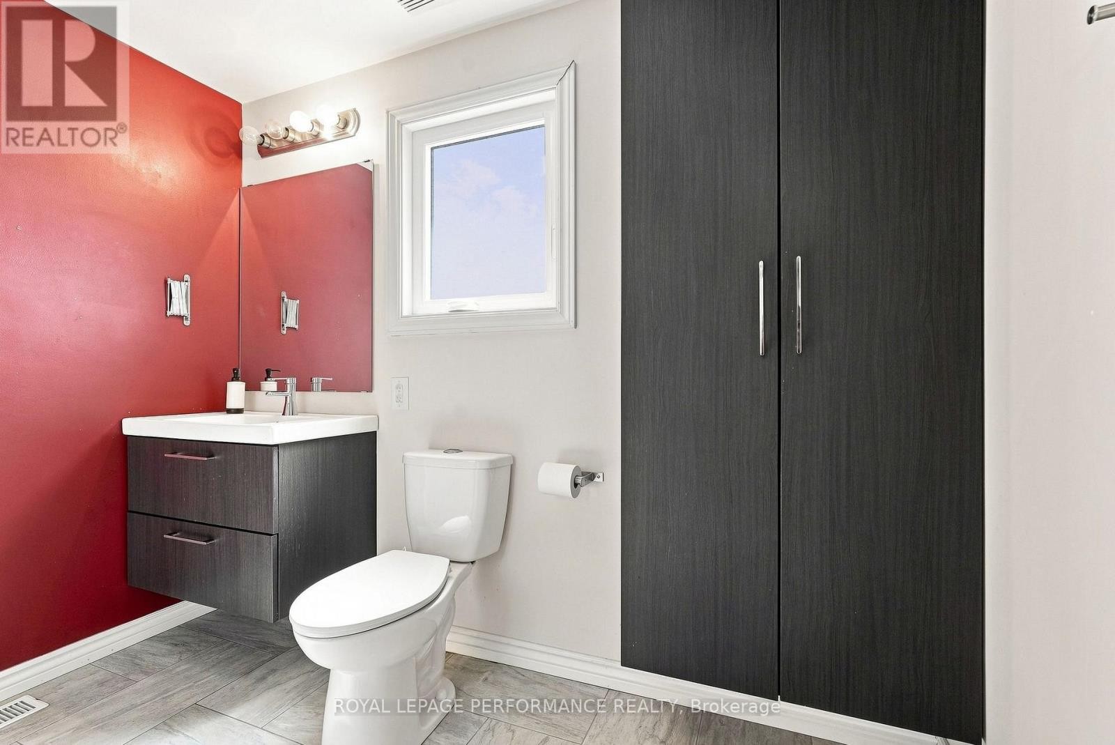 Ensuite - 1992 Summerfields Crescent, Ottawa, ON