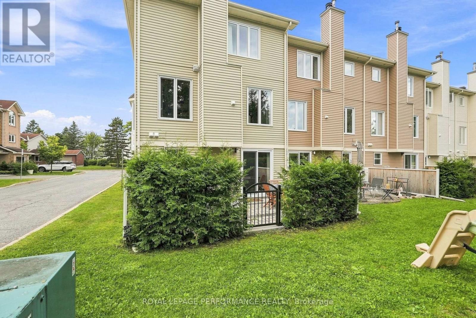 1992 Summerfields Crescent, Ottawa, ON