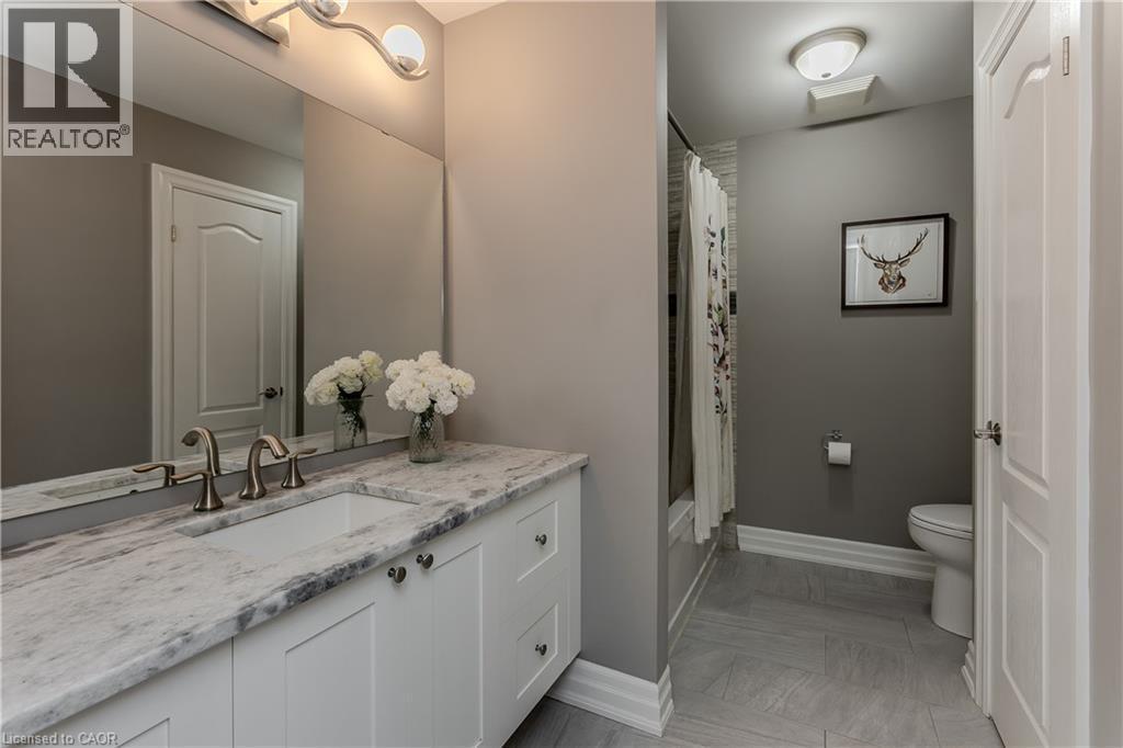 24 Newcastle Court, Hamilton, ON