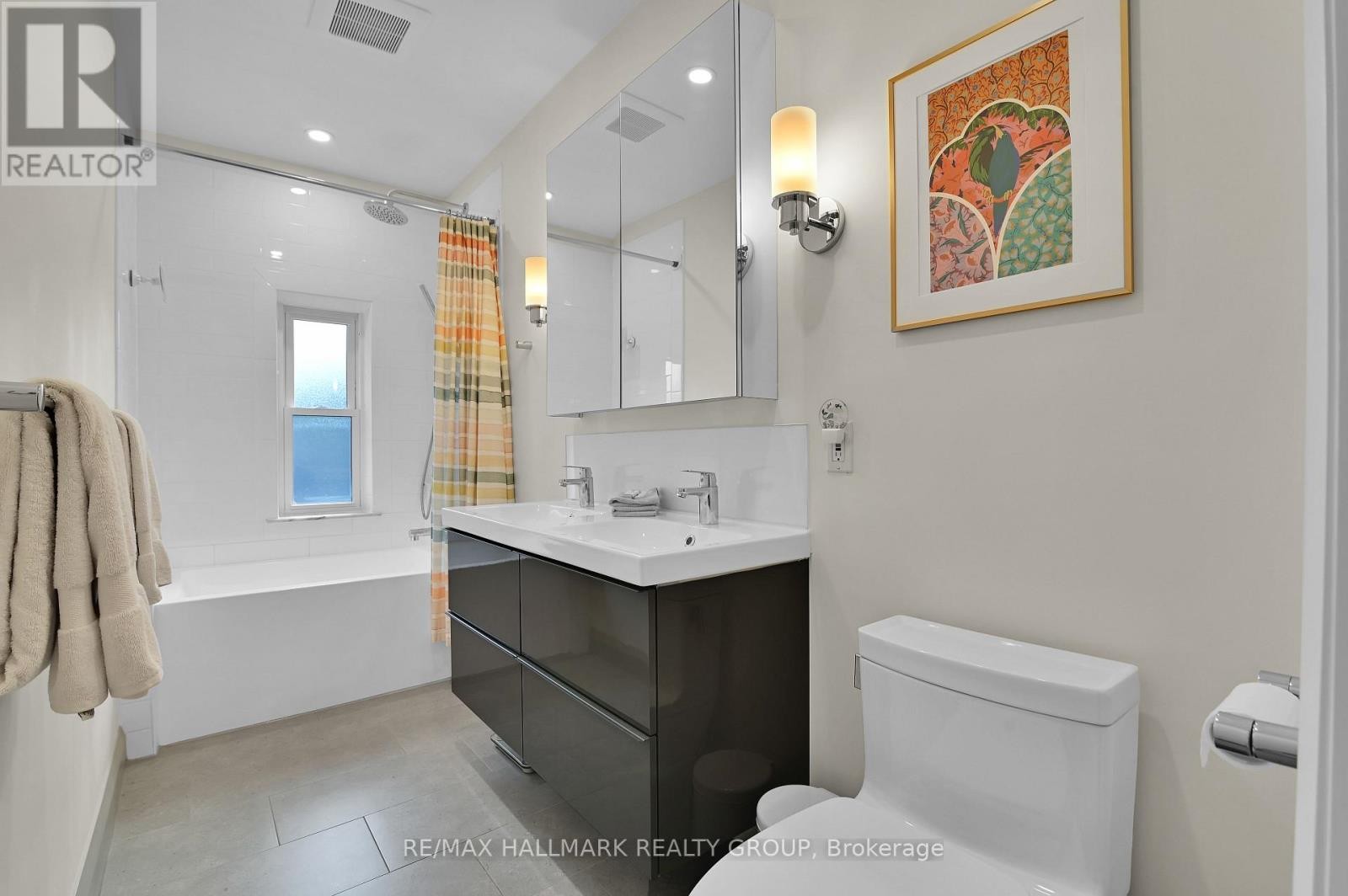 2nd floor - 5-piece Bathroom - 142 River Lane, Ottawa, ON