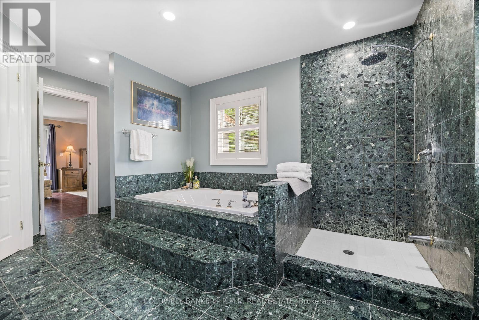 Sunked Bathtub & Shower Stall in Primary Bathroom - 26 Mill Run Gate, Uxbridge, ON