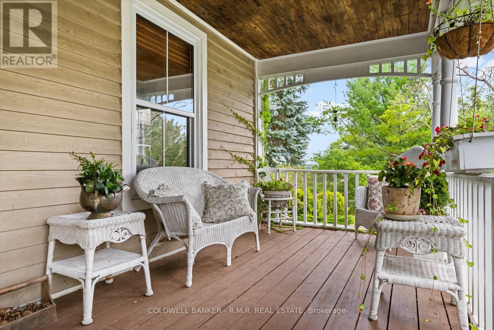 Verandah with casual seating - 26 Mill Run Gate, Uxbridge, ON
