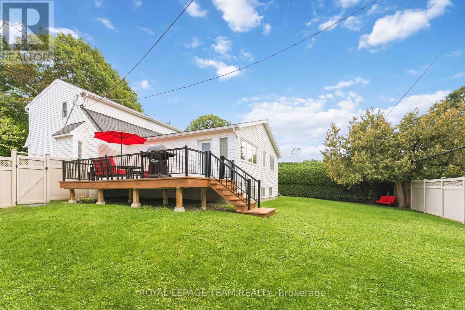 Deck and yard - 115 Mountbatten Avenue, Ottawa, ON