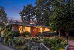 2083 Renfrew Rd Oak Bay, BC V8P 1S3