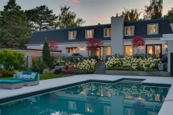3075 Devon Rd Oak Bay, BC V8R 6C8