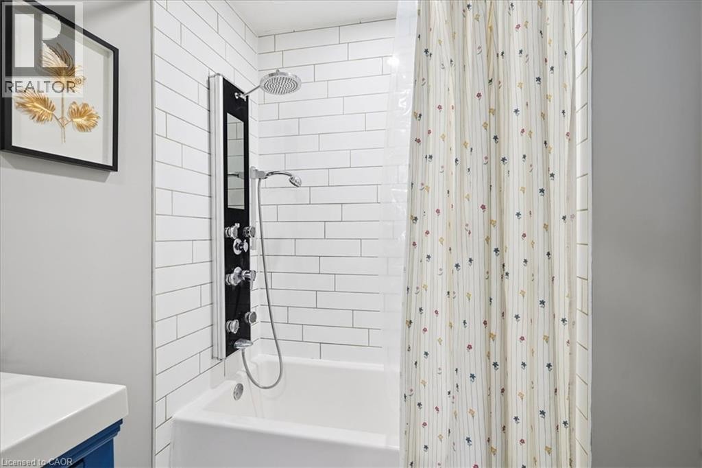 32 Allan Avenue, Hamilton, ON