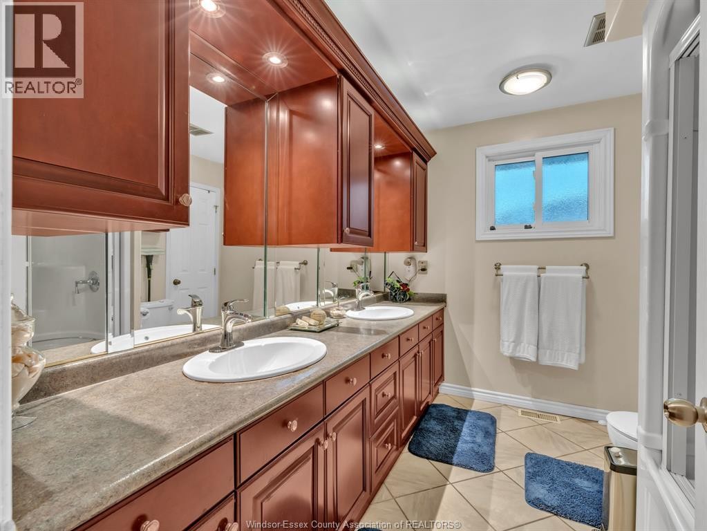 9975 Holly Crescent, Windsor, ON